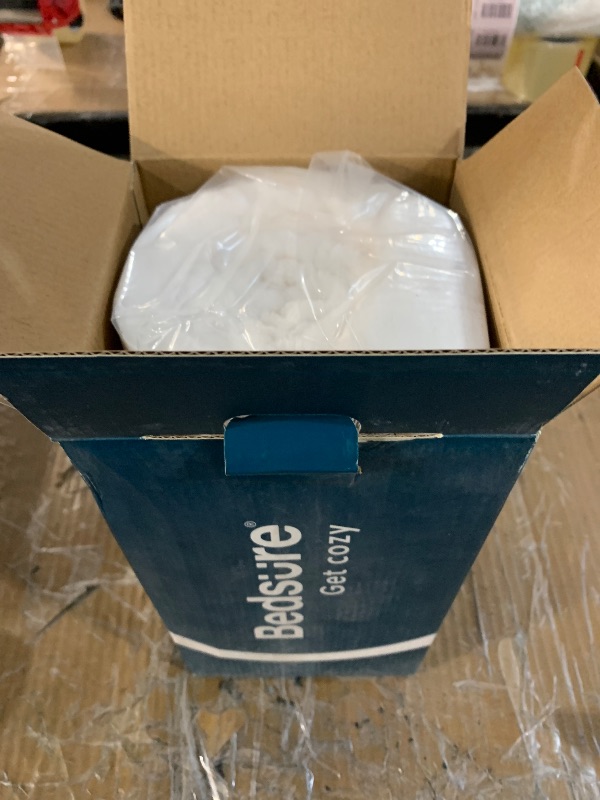 Photo 1 of ***(STOCK PHOTO FOR REFERENCE ONLY)***Bedsure GentleSoft Fleece Blanket Twin Size White - 300GSM Lightweight Plush Fuzzy Cozy Soft Warm Blanket for Bed