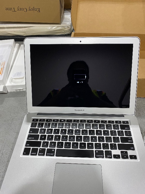 Photo 1 of *LOCKED* Apple 13in MacBook Air 2.2GHz Intel Core i7 (Z0UU1LL/A), 8GB RAM, 512GB SSD, Mac OS, Silver (Renewed)