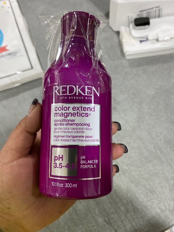 Photo 1 of Redken Color Extend Magnetics Conditioner | For Color Treated Hair | Protects Color & Adds Shine | With Amino Acid | Sulfate-Free | 10.1 Fl Oz (Pack of 1)