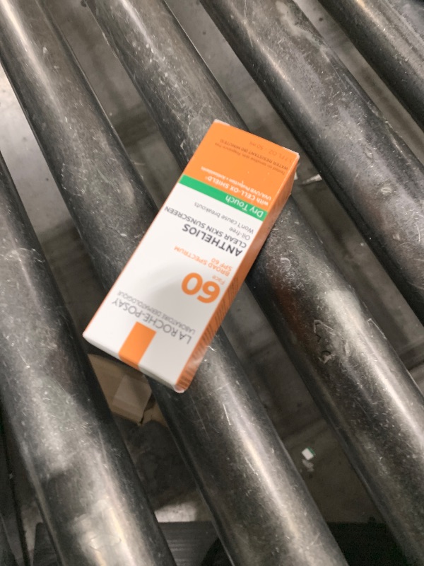 Photo 1 of La Roche-Posay Anthelios Clear Skin Sunscreen Dry Touch SPF 60, Oil Free Sunscreen For Face, Oil Absorbing, Broad Spectrum SPF + Antioxidants, Non-Greasy, Oxybenzone Free, Travel Size