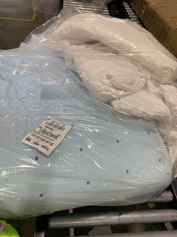 Photo 1 of foam comforter