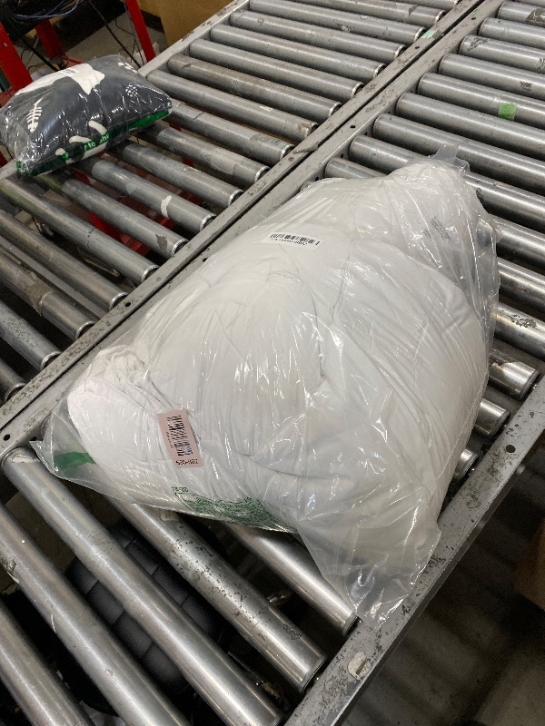 Photo 1 of Amazon Basics White Down Alternative Comforter and Duvet Insert with Corner Tabs (Full/Queen, All-Season)