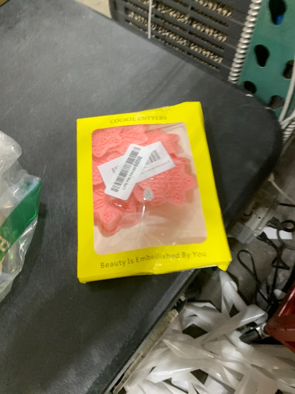 Photo 1 of 9pcs Christmas Cookie Cutter Set Snowflake Cookie Cutters with Plunger Stamps Biscuit Mold 3D Snowflake Cookie Molds Cake Baking Fondant Cutter Christmas Party DIY Cookie Decorating Supplies (A)