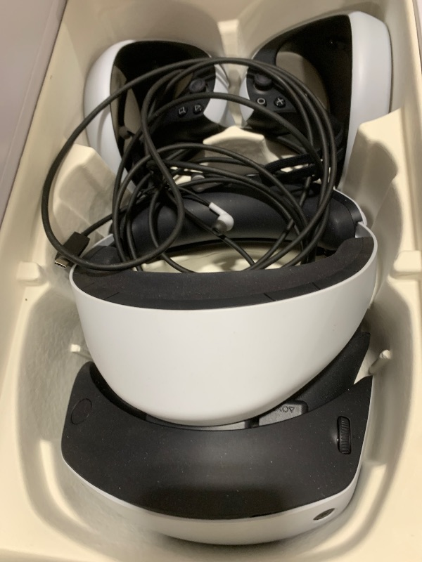 Photo 1 of PlayStation VR2 Horizon Call of The Mountain™ Bundle (PSVR2)