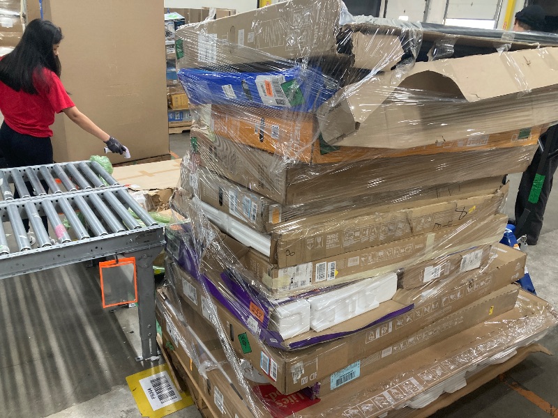 Photo 1 of ********No returns***No refund*******TV pallet doesn't work, only for parts of different brands and sizes. Some turn on, others don't. Broken screens, possibly missing cables and remote control. Returns not accepted. Final sale, approximate retail price o