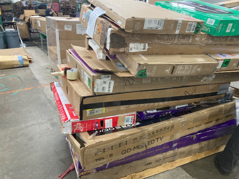 Photo 1 of ********No returns***No refund*******TV pallet doesn't work, only for parts of different brands and sizes. Some turn on, others don't. Broken screens, possibly missing cables and remote control. Returns not accepted. Final sale, approximate retail price o
