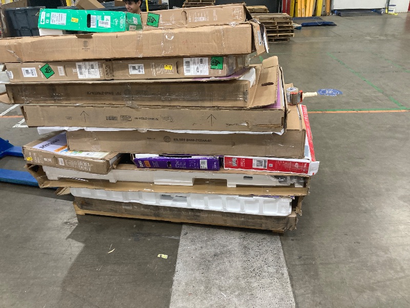 Photo 1 of ********No returns***No refund*******TV pallet doesn't work, only for parts of different brands and sizes. Some turn on, others don't. Broken screens, possibly missing cables and remote control. Returns not accepted. Final sale, approximate retail price o