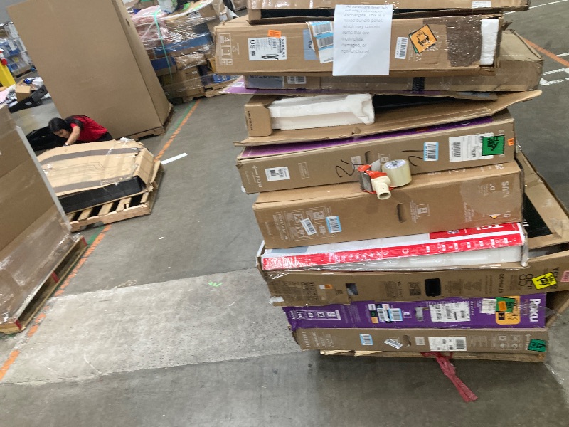 Photo 1 of ********No returns***No refund*******TV pallet doesn't work, only for parts of different brands and sizes. Some turn on, others don't. Broken screens, possibly missing cables and remote control. Returns not accepted. Final sale, approximate retail price o