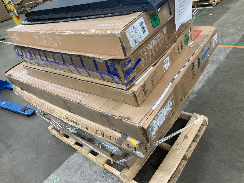 Photo 1 of ********No returns***No refund*******TV pallet doesn't work, only for parts of different brands and sizes. Some turn on, others don't. Broken screens, possibly missing cables and remote control. Returns not accepted. Final sale, approximate retail price o
