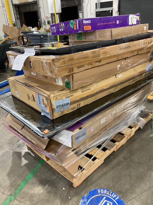 Photo 1 of ********No returns***No refund*******TV pallet doesn't work, only for parts of different brands and sizes. Some turn on, others don't. Broken screens, possibly missing cables and remote control. Returns not accepted. Final sale, approximate retail price o