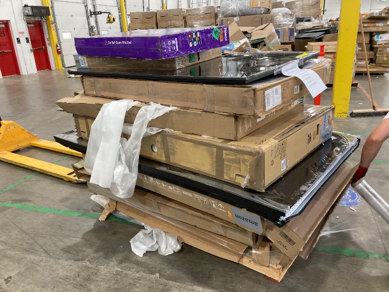 Photo 1 of ********No returns***No refund*******TV pallet doesn't work, only for parts of different brands and sizes. Some turn on, others don't. Broken screens, possibly missing cables and remote control. Returns not accepted. Final sale, approximate retail price o