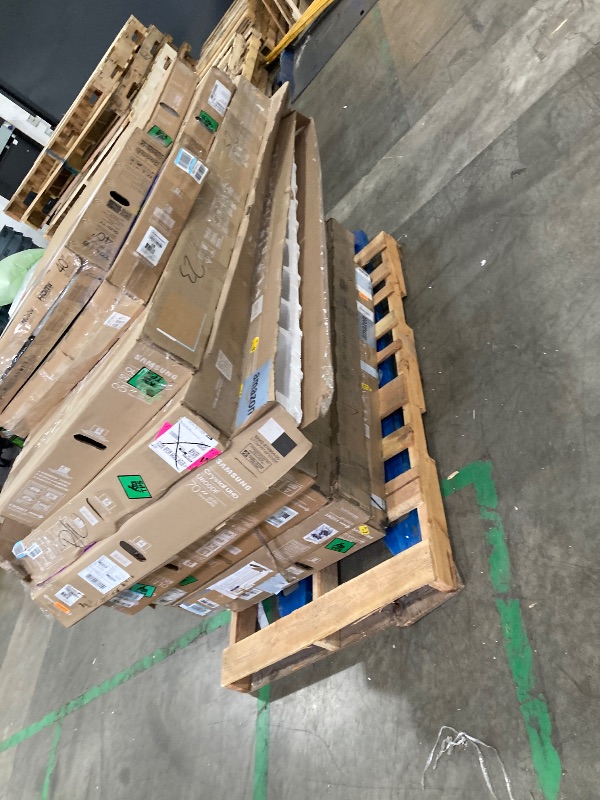 Photo 1 of ********No returns***No refund*******TV pallet doesn't work, only for parts of different brands and sizes. Some turn on, others don't. Broken screens, possibly missing cables and remote control. Returns not accepted. Final sale, approximate retail price o