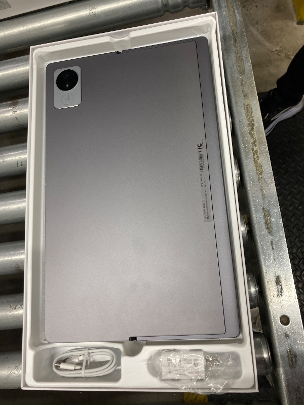 Photo 1 of (DEVICE NEEDS TO BE WIPED, LOCKED) Golzer Android 15 Tablet, 15.4" Large Tablet 8GB RAM 256GB ROM, 8-Core MTK G99, 1080P IPS FHD Display, 10000mAh Battery, 5+13MP Dual Camera, Wifi 5, BT 5.0, with Screen Protector, Stand