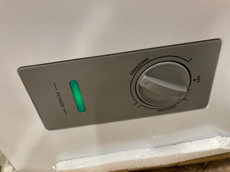 Photo 1 of ***The product was connected and turned on, it is not known if it works at 100%, so it has to be given the necessary time to find out.***  used****Midea MERC04C4BAWW 3.5 Cubic Feet Chest Freezer, Cu.ft-Convertible, White