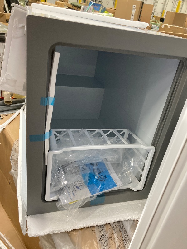Photo 1 of ***The product was connected and turned on, it is not known if it works at 100%, so it has to be given the necessary time to find out.***  used****Midea MERC04C4BAWW 3.5 Cubic Feet Chest Freezer, Cu.ft-Convertible, White