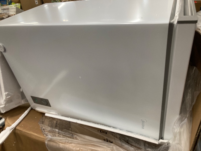 Photo 1 of ***The product was connected and turned on, it is not known if it works at 100%, so it has to be given the necessary time to find out.***  used****Midea MERC04C4BAWW 3.5 Cubic Feet Chest Freezer, Cu.ft-Convertible, White