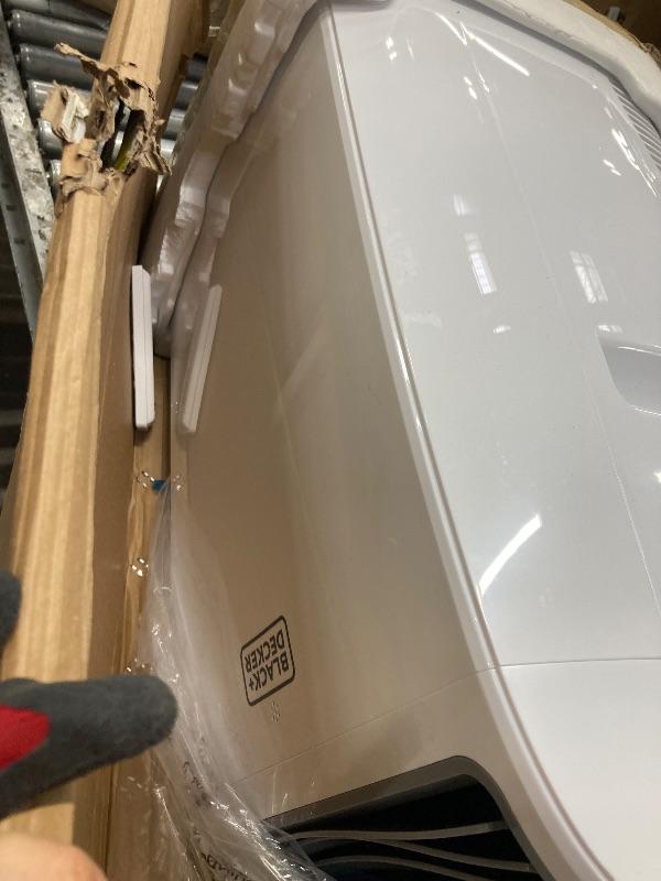 Photo 1 of ******The product is used, it has a dent on the front part of the window and a dent on one side, but it works very well.*****BLACK+DECKER Smart Portable Air Conditioner, 14,000 BTU (10,200 BTU SACC) for Rooms up to 700 Sq. Ft., Smart Portable AC with Foll