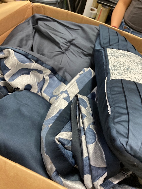 Photo 1 of ***I DON'T KNOW IF THERE ARE MISSING PIECES, I DON'T KNOW THE SIZE** Madison Park Odette Cozy Comforter Set Jacquard Damask Medallion Design - Modern All Season, Down Alternative Bedding, Shams, Decorative Pillows, King(104 in x 92 in), Navy 8 Piece