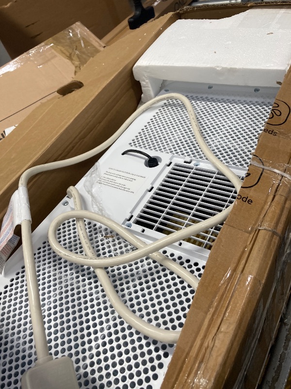 Photo 1 of **IT TURNED ON AND OFF, I DON'T KNOW IF IT WORKS****** 14,000 BTU Drainage-free Portable Air Conditioner for Indoor Rooms, 3-In-1 AC Unit for Bedroom 225-300 Sq.Ft, Dehumidifier, Fan, Sleep Mode, 24 Timer, Remote Control, Window Kits, White