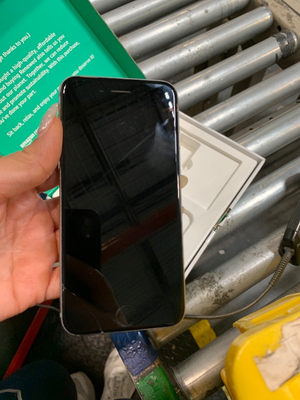 Photo 1 of ** UESD / DAMAGE MINOR***Apple iPhone 7 32GB Unlocked AT&T/T-Mobile - Silver