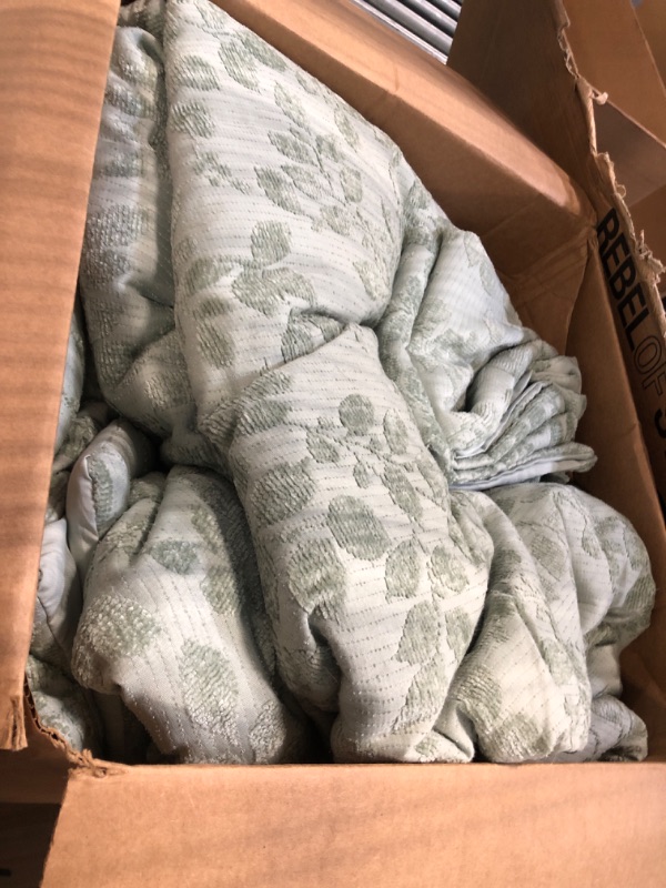 Photo 1 of ***USED***Stone Cottage - King Comforter Set, Chenille Jacquard Bedding Set with Matching Shams, Floral Bedding Essentials, Oeko-Tex Certified (Middlebrook Vine Green, King)