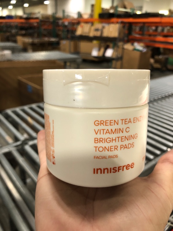 Photo 1 of ** VERY USED ** innisfree Green Tea Enzyme Vitamin C Toner Pads, Korean Brightening Face Pads for Dark Spots, Radiance, and Even Skin Tone