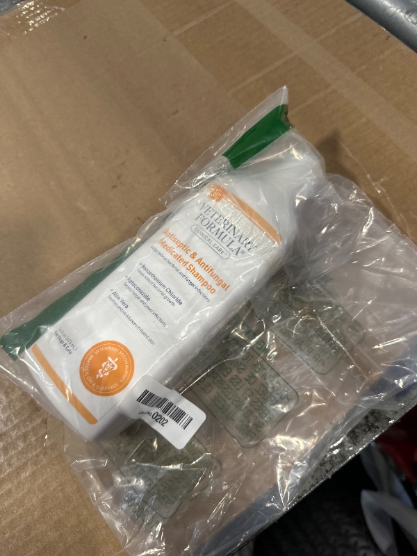 Photo 1 of ***VERY USED*** Veterinary Formula Clinical Care Antiseptic and Antifungal Medicated Shampoo for Dogs & Cats, 16 Fl Oz – Helps Alleviate Scaly, Greasy, red Skin – Paraben, Dye, Soap-Free (1 Pack)