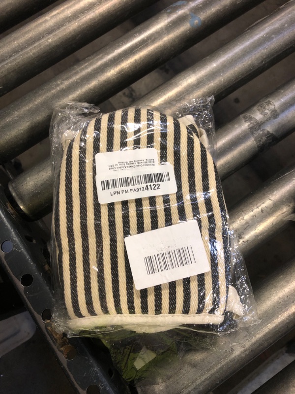 Photo 1 of 1 Pair Mini Oven Mitts,High Heat Resistant Oven Gloves,Kitchen Short Oven Mit with Hanging Loop for BBQ, Baking, Cooking and Grilling, (Balck)