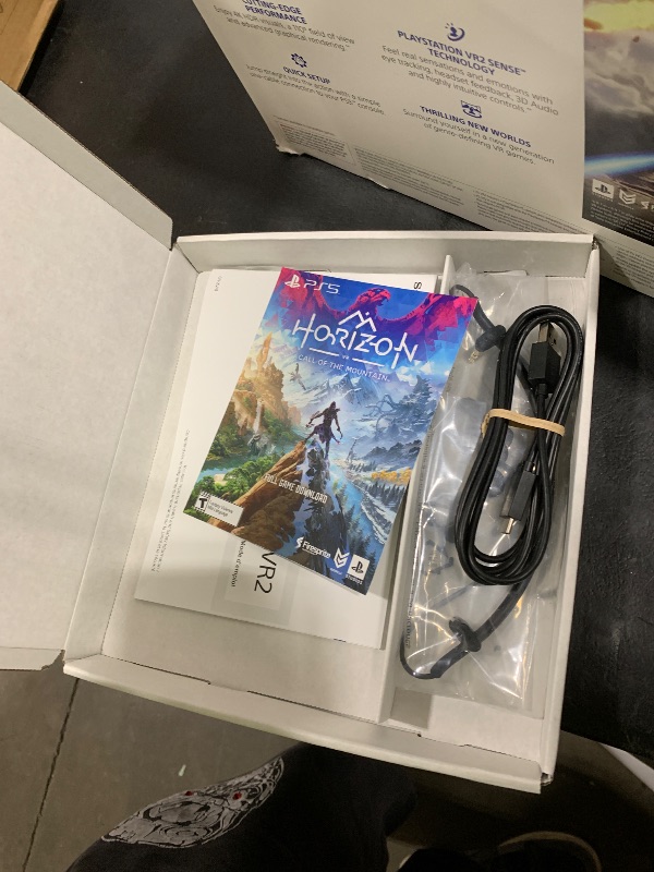 Photo 1 of PlayStation VR2 Horizon Call of The Mountain™ Bundle (PSVR2)