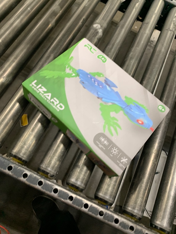 Photo 1 of **USED** TWFRIC Wall Climbing Gecko Lizard, Robot Geckos Lizards Rechargeable Remote Control Car Toy RC Cars Toys for Kids RC Crawler for Boys & Girls Ages 6 & Up Halloween Christmas Birthday Gifts (Grey)