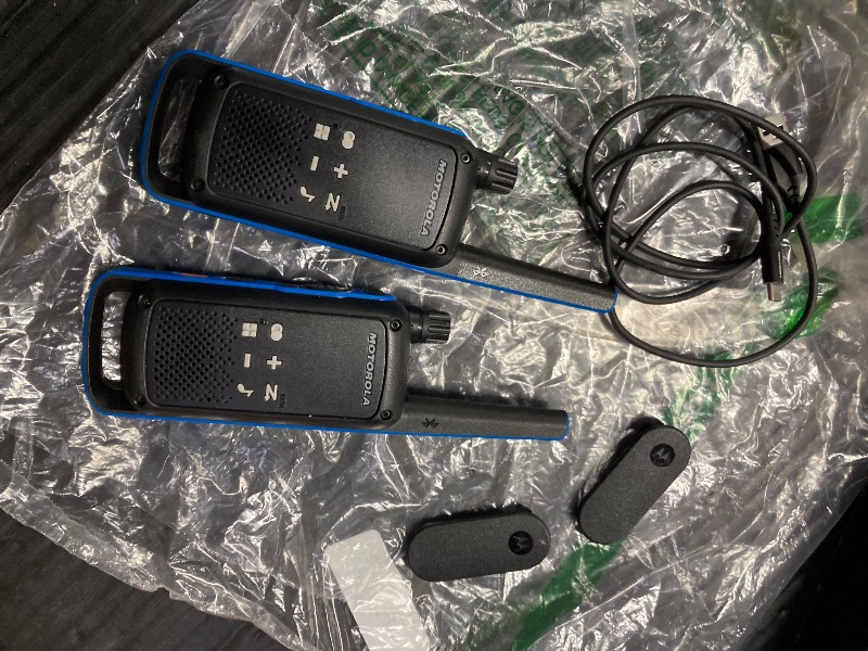 Photo 1 of ***WHAT YOU SEE IN PIC IS EVERYTHING INCLUDED* NOTHING ELSE***Motorola Solutions, Portable FRS, T802, Talkabout, Two-Way Radios Waterproof IP54 Walkie Talkie Emergency Preparedness, Rechargable, 22 Channel, 35 Mile, Black W/Blue, 2 Pack***WHAT YOU SEE IN