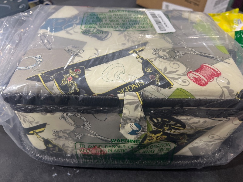 Photo 1 of SINGER 07281 Vintage Sewing Basket with Sewing Kit Accessories