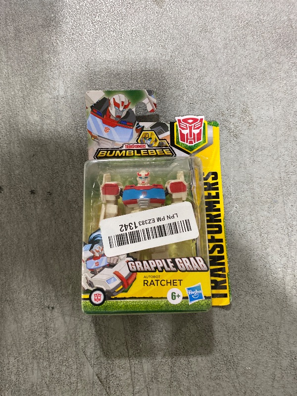 Photo 1 of Transformers E3634 Cyberverse Action Attackers: Scout Class Autobot Ratchet Action Figure Toy
