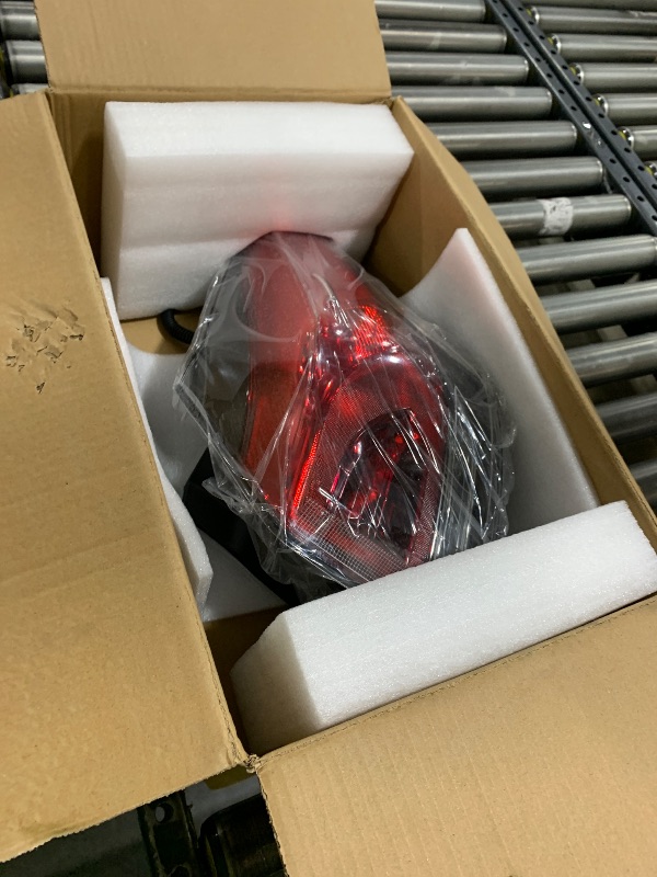 Photo 1 of Halogen Tail Light Outer Compatible With 2016-2018 Toyota Rav4 Right Passenger Side Rear Taillight NON-LED without Bulb Replace 815600R061