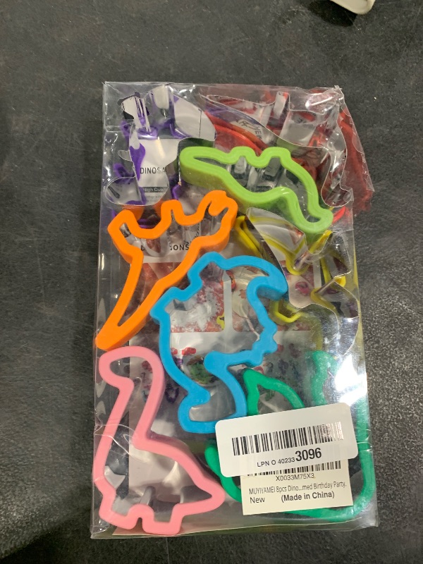 Photo 1 of MUYIYAMEI 8pcs Dinosaur Cookie Cutter Set - Stainless steel Sandwich Cookie Food Cutter Molds, Kitchen Baking, Cookies, Sandwiches, Children's Dinosaur Themed Birthday Party.