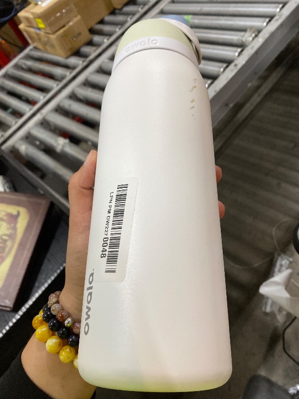 Photo 1 of Owala FreeSip Insulated Stainless Steel Water Bottle with Straw for Sports, Travel, and School BPA-Free Sports Water Bottle, 32 oz, Iced Breeze