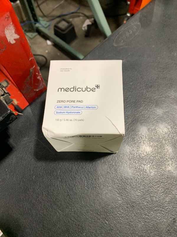 Photo 1 of Medicube Zero Pore Pads 2.0, Dual-Textured Facial Toner Pads for Exfoliation and Pore Care with 4.5% AHA Lactic Acid & 0.45% BHA Salicylic Acid, Ideal for All Skin Types, Korean Skin Care (70 units)