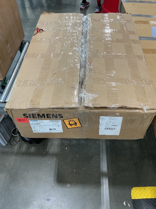 Photo 1 of **USED - MINOR DAMAGE**
SIEMENS GF325NRA General Duty SAFETY Switch, Fusible, 3 Pole, 240 Volt, 400 Amp, Outdoor Rated