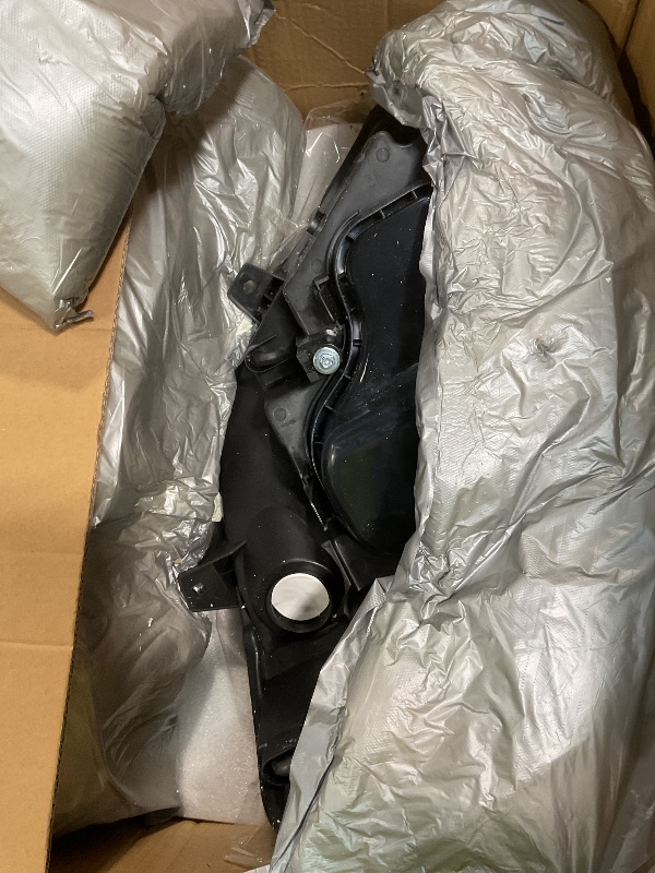 Photo 1 of **MISSING SCREW INSIDE ONE OF HOUSING**DNA MOTORING Pair Headlamps Headlights Compatible With Mercedes Benz Dodge Freightliner Sprinter 2500 3500 2007-2013, Black/Clear, HL-OH-SPTR07-BK-CL1