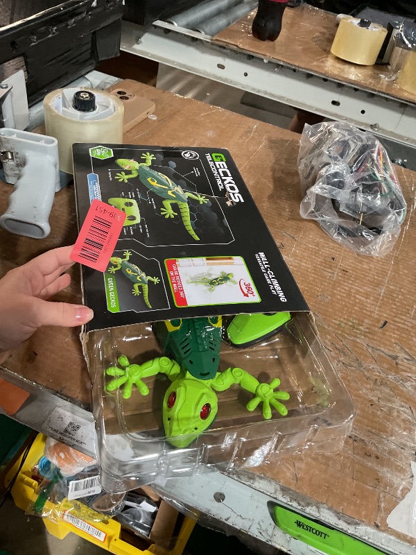 Photo 1 of (MISSING BATTERY) Wall Climbing Lizard,Rc Car Toys for Kids,Remote Control Cars,Wall Crawler Robot Geckos,Fun Kids Toys,Cool Stuff Gadgets 2025,Halloween Christmas Birthday Gifts for Boys Girls Teens Ages 3 4 5 6 7 8 +