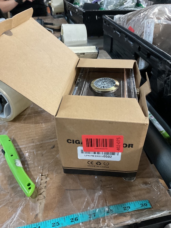 Photo 1 of * centerpiece is cracked *
TISFA Acrylic Cigar Humidor with Humidifier and Hygrometer, Desktop Cigar Case Box That can Hold About 15-20 Cigars (S)