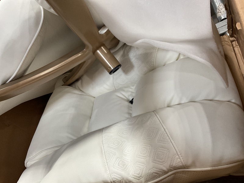 Photo 1 of *UNKNOWN SIZE//NISSING PARTS*
WHITE GAMING CHAIR 