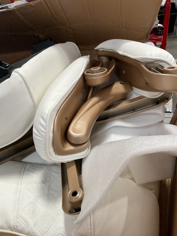 Photo 1 of *UNKNOWN SIZE//NISSING PARTS*
WHITE GAMING CHAIR 