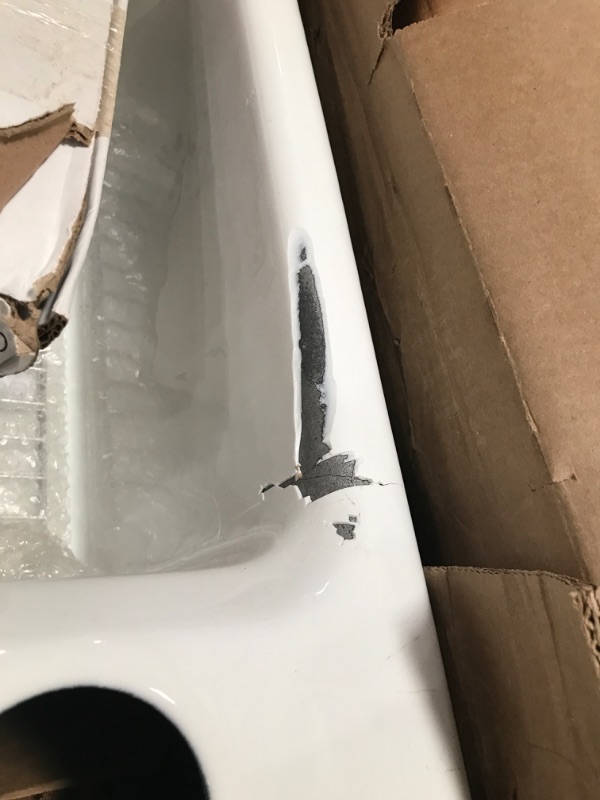 Photo 1 of * DAMAGE ON THE CORNERS*

Riverby 33" Undermount Single-Bowl Workstation Kitchen Sink