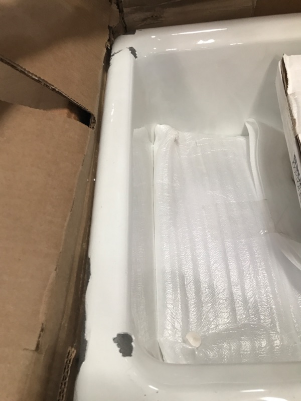 Photo 1 of * DAMAGE ON THE CORNERS*

Riverby 33" Undermount Single-Bowl Workstation Kitchen Sink