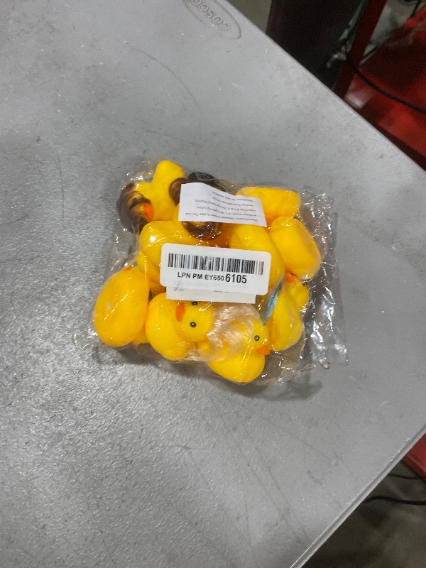 Photo 1 of Rubber Ducks Bath Toys with Wig, 12 PCS Cute and Funny Small Rubber Ducks Bathtub Toys Shower Toys for Birthday Gifts Summer Pool Holiday Cruise Ducks Party Favors, Random Style