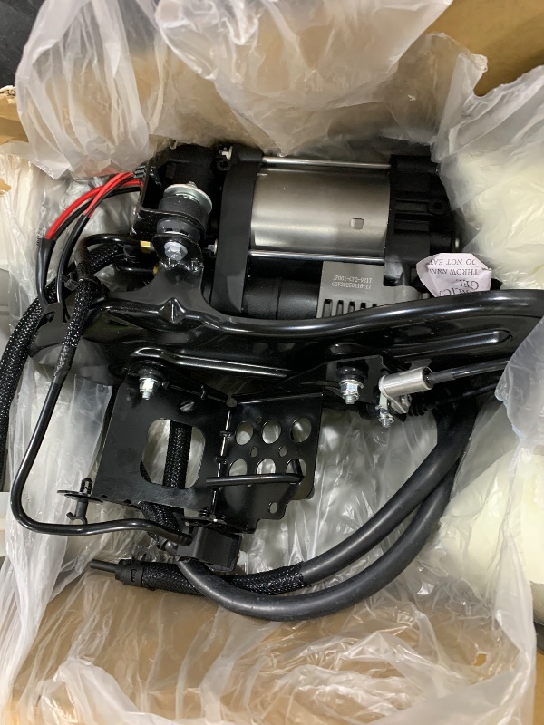 Photo 1 of GELUOXI 949-300 Air Suspension Compressor w/Bracket Replacement for 2011-2020 Jeep Grand Cherokee 68041137AF, 68041137AE, 68204730AB, 68204730AE
