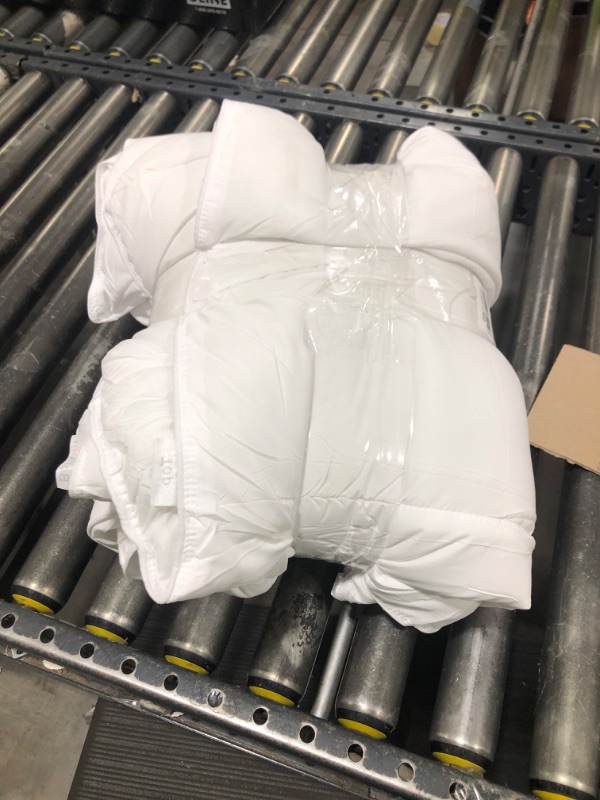 Photo 1 of Amazon Basics White Down Alternative Comforter and Duvet Insert with Corner Tabs (Twin, Light)