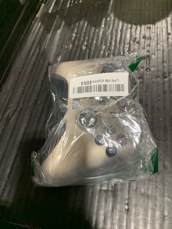 Photo 1 of Dinosoo Wireless Controller for Xbox Series X|S, Xbox One & PC, Bluetooth, Dual Vibration, TURBO, Macro, 3.5mm Audio Jack Gradient Silver - Upgrading with a PC before connecting to X-box
