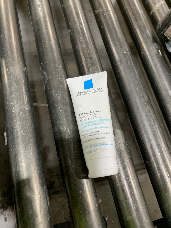 Photo 1 of La Roche-Posay Effaclar Dual Acne Face Wash With 4% Benzoyl Peroxide & LHA Exfoliant, Acne Treatment Help Clear & Prevent Blemishes, Paraben Free & Oil Free Wash, 6.76 Fl Oz